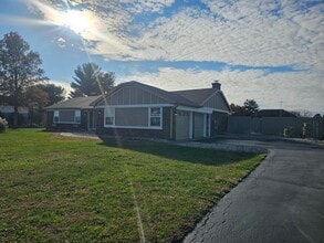 Building Photo - 795 S Country Club Dr