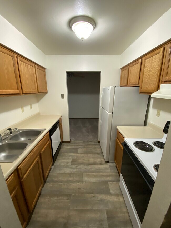 Versailles Apartments 935 W Loire Ct Peoria, IL