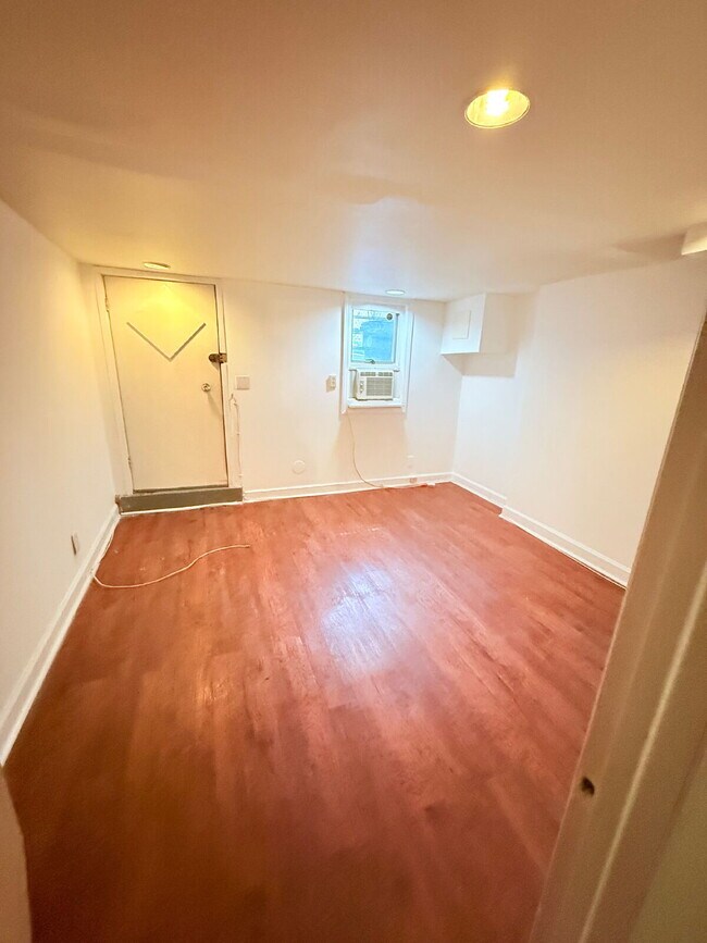 Foto del edificio - PERFECT FOR STUDENTS OR FAMILY NEEDING "IN-LAW SUITE"