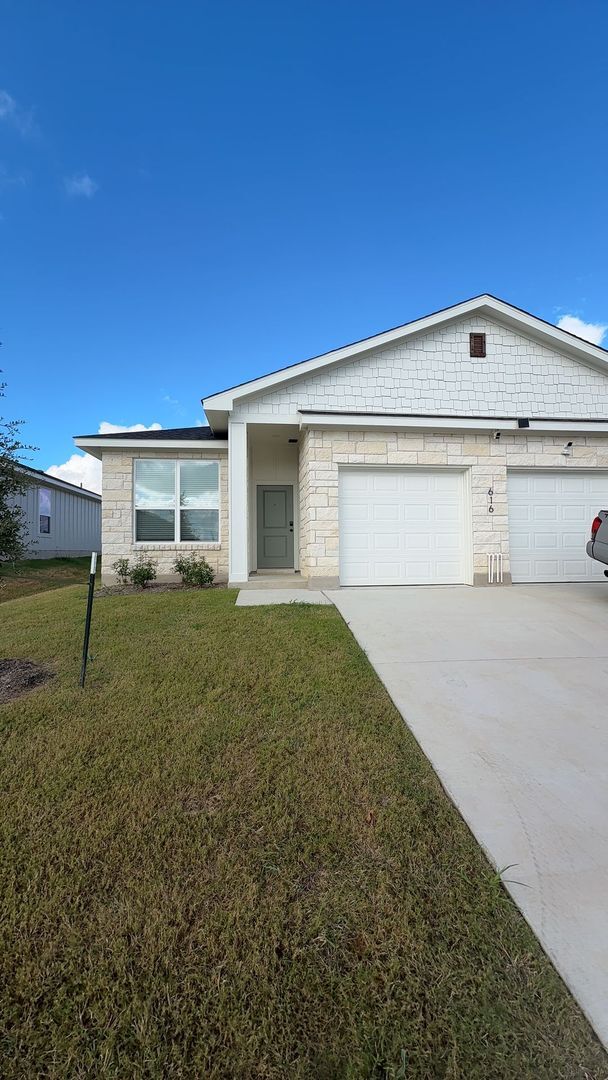 Building Photo - 616 Pacific Crest Trl