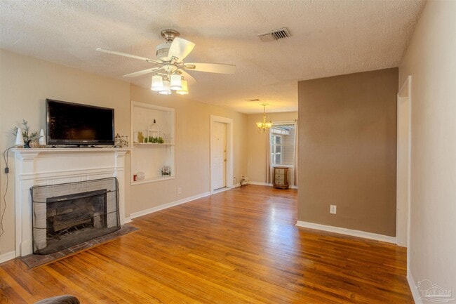 Building Photo - 402 SE Syrcle Dr