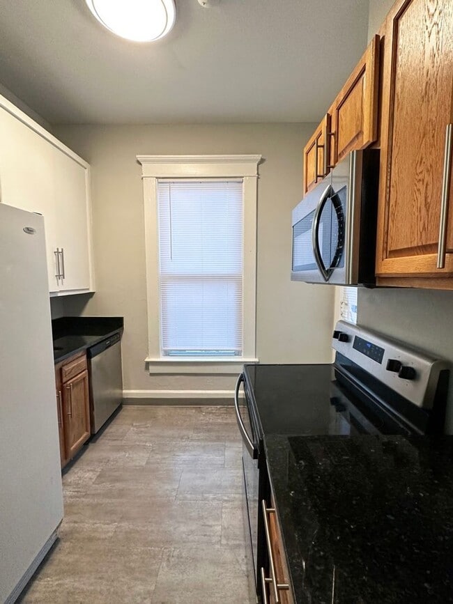 Building Photo - 5 BEDROOMS + 3.5 BATHS + 2 Full Size Kitch...