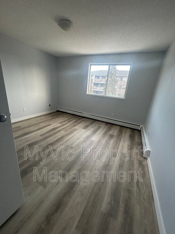 Photo du bâtiment - 10152-10158 158 St NW