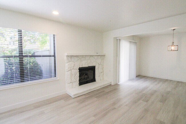 Foto del edificio - 2 Bed, 2 Bath Townhome in San Luis Obispo!