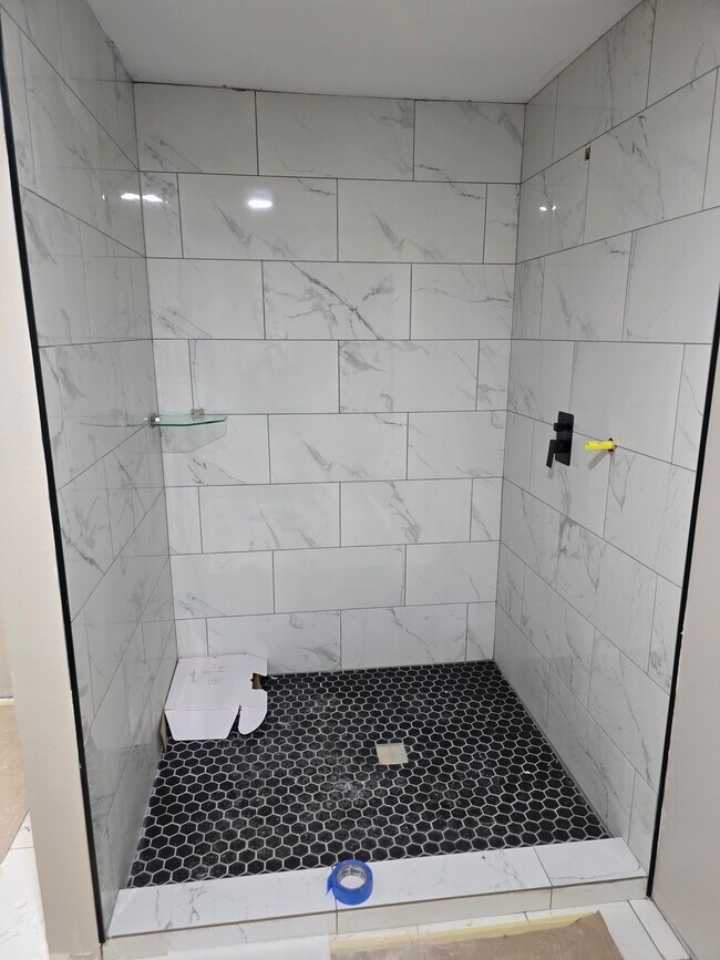 ducha del dormitorio principal - 4701 Cherry St