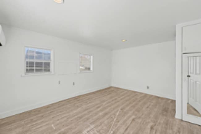 Building Photo - 732 N Victor Ave