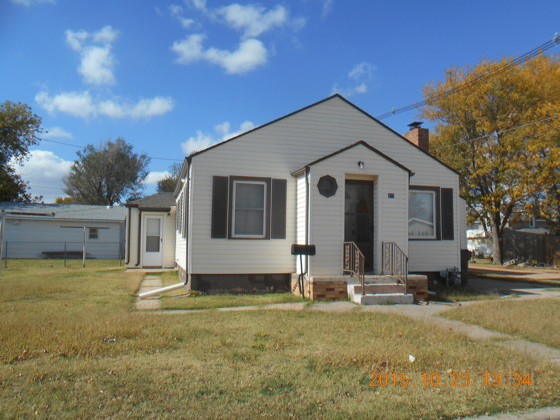 211 N Maple St Unit House, Hoisington, KS 67544 - Room for Rent in ...