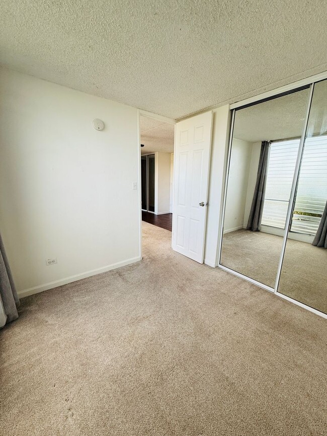 Building Photo - 2 Bed, 1 Bath, 2 Parking in Moiliili, Swim...