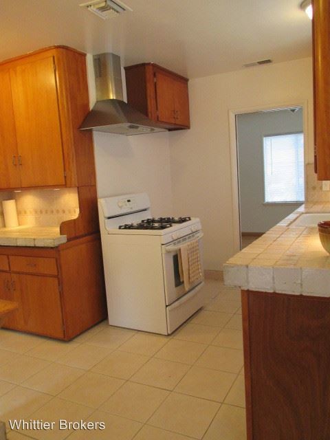 Building Photo - 3 br, 1.5 bath House - 15131 Carnell Street