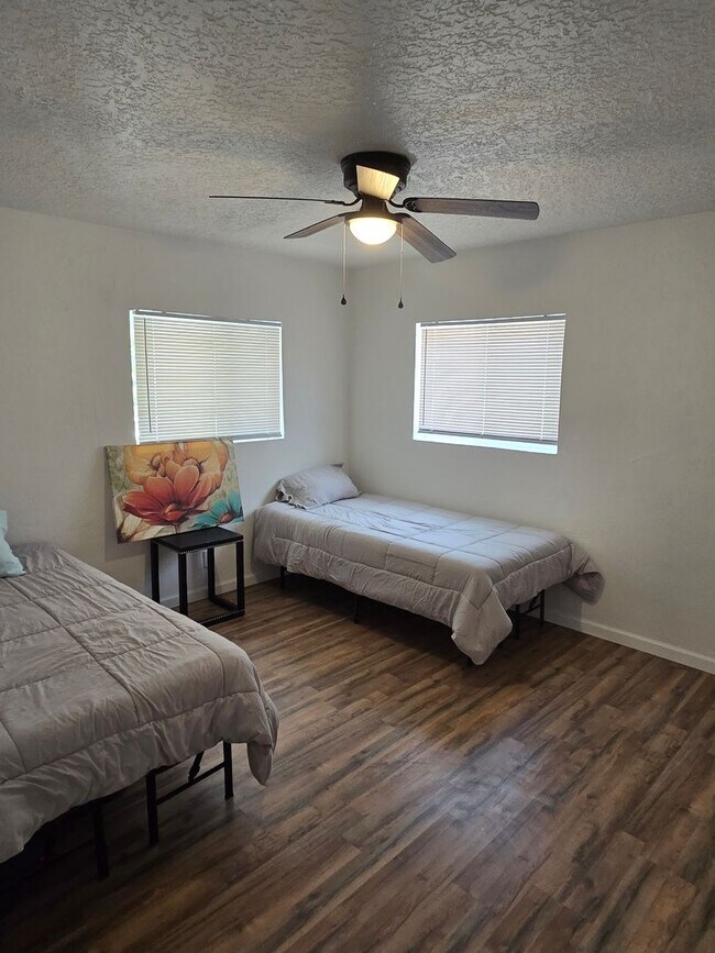 Foto del edificio - Recently updated 4 bedroom 4 bathroom house in the UNM  North Campus area!