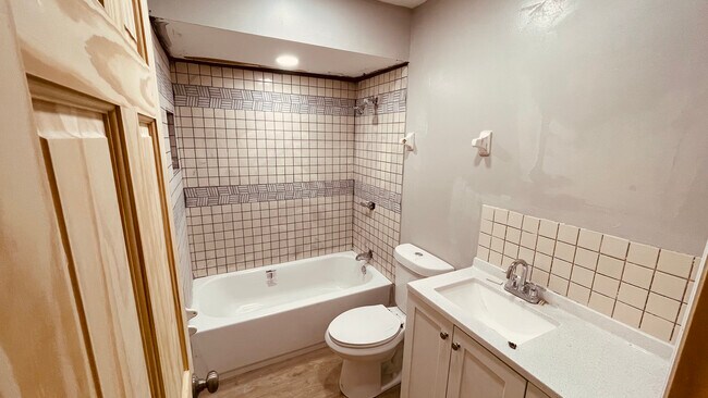 Building Photo - 1410 Villa Ct