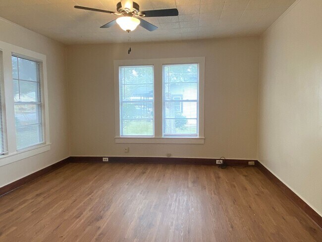 Building Photo - CUTE 2 BEDROOM