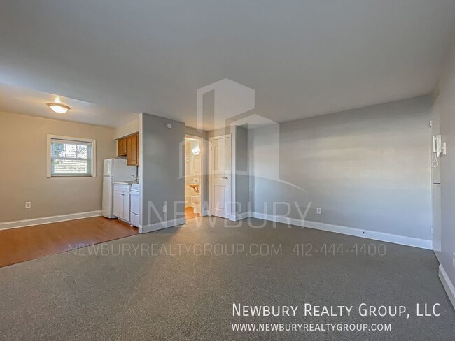 Foto del edificio - Efficiency meets comfort in Newbury Realty...