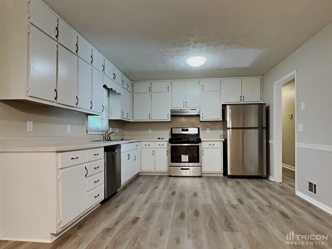 Building Photo - 1508 Hillside Dr SE