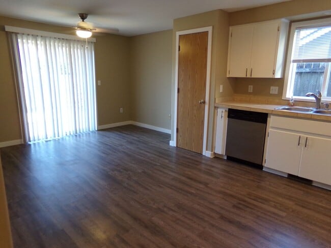 Photo - Three Bedroom on quiet cul-de-sac! House