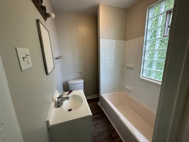 Foto del edificio - 722 Delhi Ave