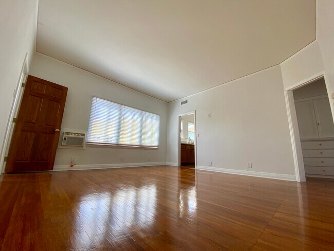 Living Room - 411 N Vista St