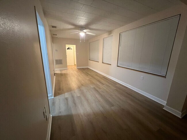 Foto del edificio - 2540 Elyria Ave