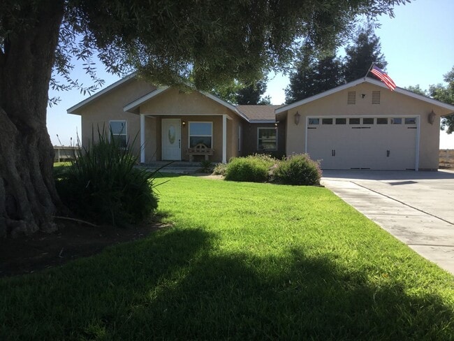 Building Photo - 5430 N Madera Ave