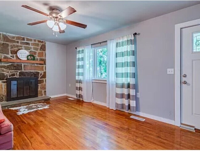 Building Photo - Quaint 3 Bedroom House In The Heart Of Wes...