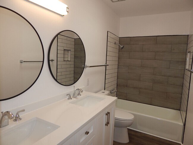 Building Photo - 2 Bedroom 2 Bath Towhouse - East Side