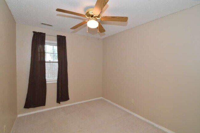 Building Photo - 1020 Tealwood Dr