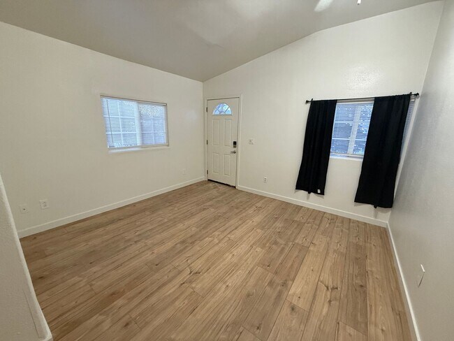 Foto del edificio - 3 bedroom Home for Rent -Located off Hyder and 14th