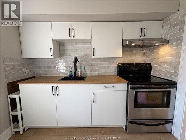 Photo du bâtiment - 944 McKay Ave