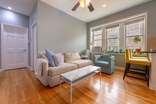 Foto del edificio - 1323 W Addison St