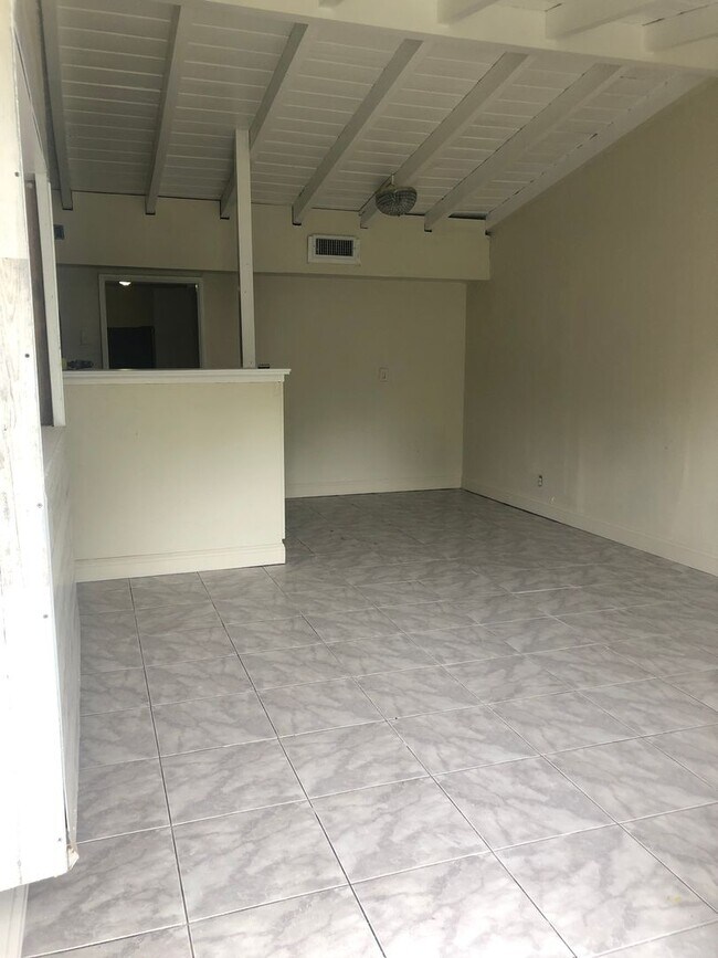 Foto del edificio - Large 5-2 with 2 car garage