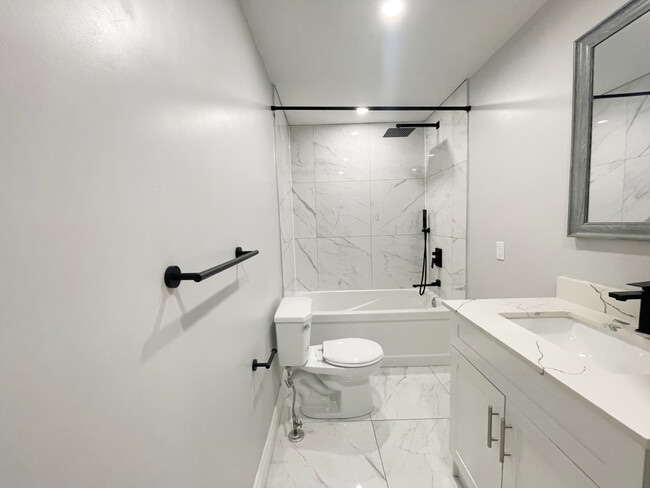 Photo du bâtiment - Stunning Split Level Suite 2 Bed plus den
