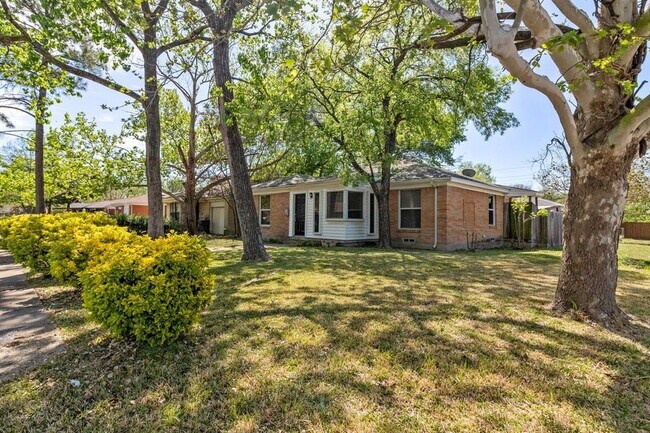 Building Photo - 2704 Highwood Dr