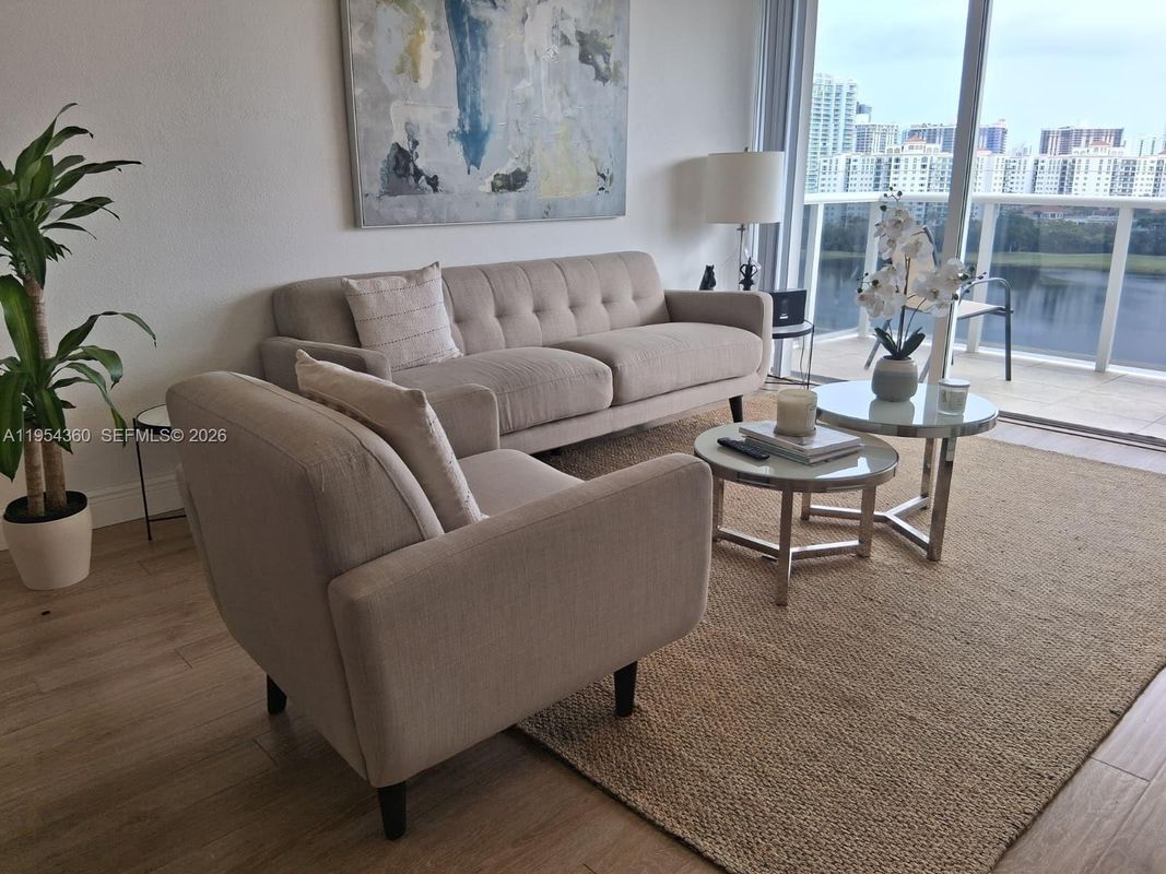 Foto del edificio - 3625 N Country Club Dr