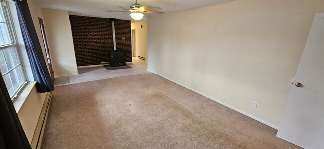 Sala de estar delantera con vista al pasillo - 578 Tyler St