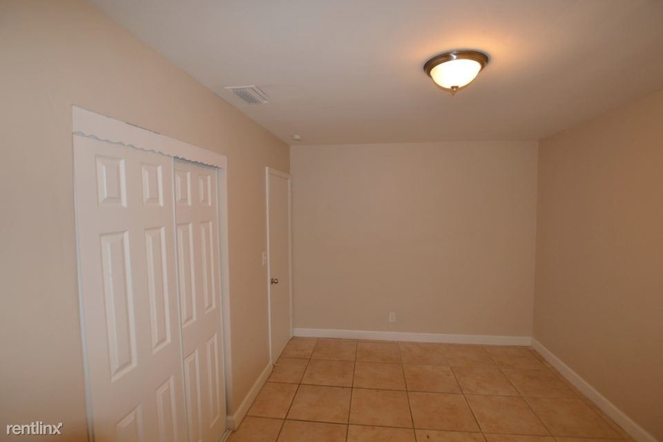 Building Photo - 1521 SW 68th Terrace