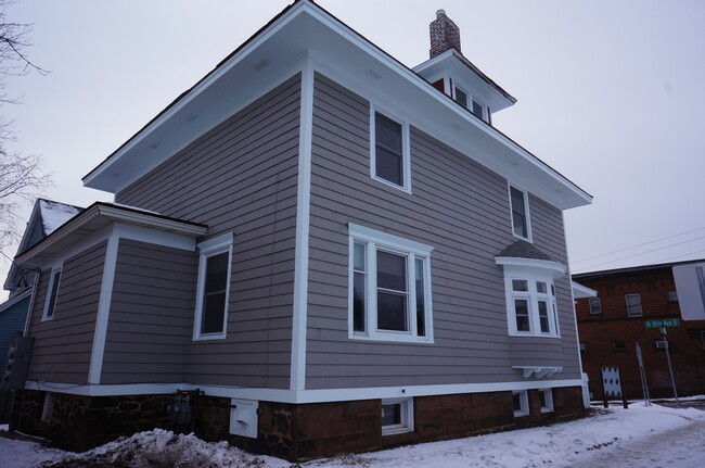 Building Photo - 326 N 10th Ave E