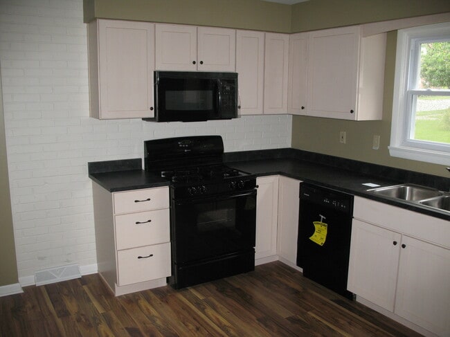 Building Photo - 3010 Oakwood St