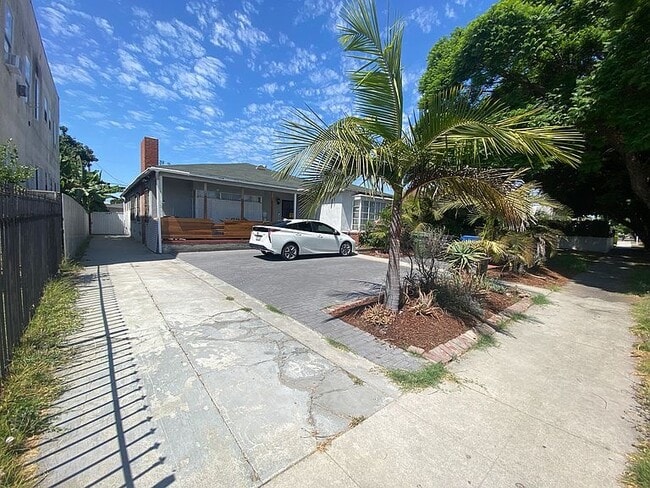 Building Photo - 3045 Edgehill Dr