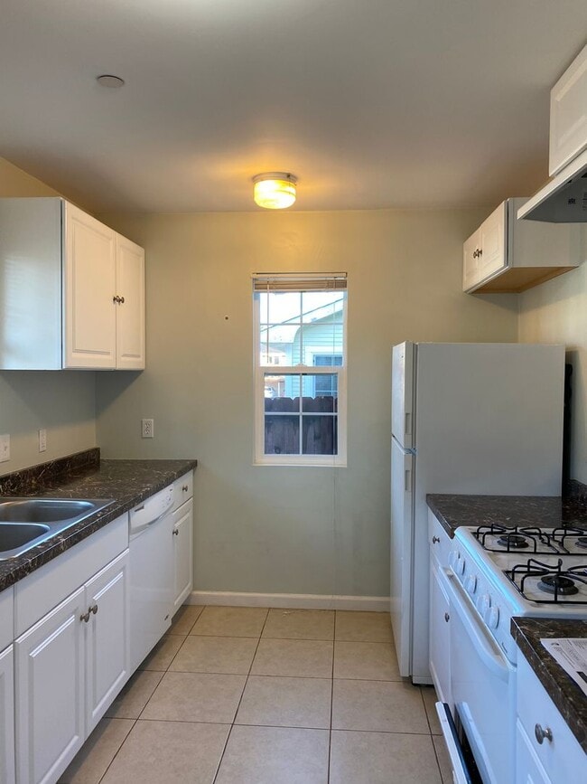 Building Photo - Two bedroom one bath house walking distanc...