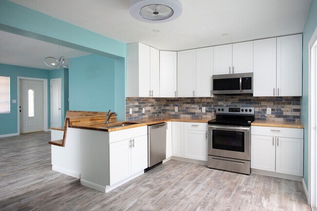 Foto del edificio - Move-In Ready 3/2 with Driveway & Backyard...