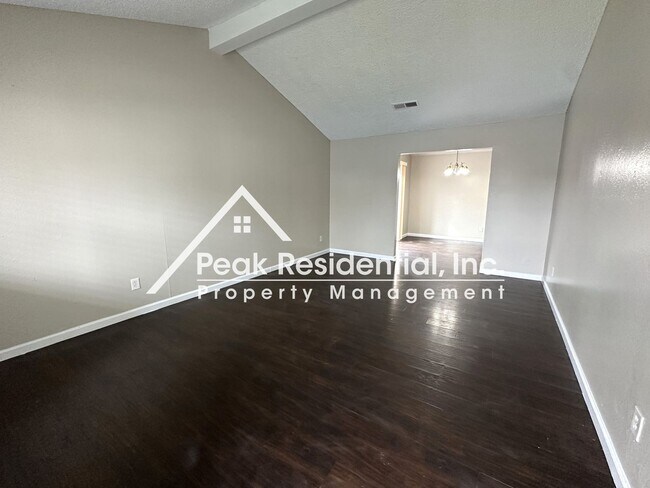 Foto del edificio - Updated 2bd/1ba North Highlands Duplex wit...