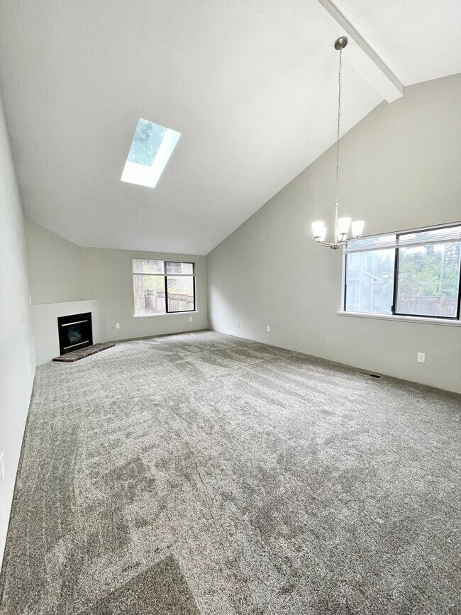 Foto del edificio - Large 2 bedroom, 1.5 bathroom Townhouse st...