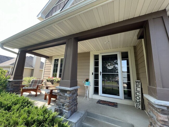 Building Photo - Beautiful Executive 5 bedroom single famil...