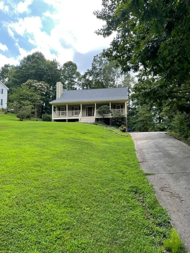 Building Photo - 422 Mapleton Dr NW