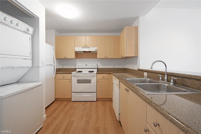 Foto del edificio - 3 br, 2 bath House - 2280 SW 32nd Ave Apt 315