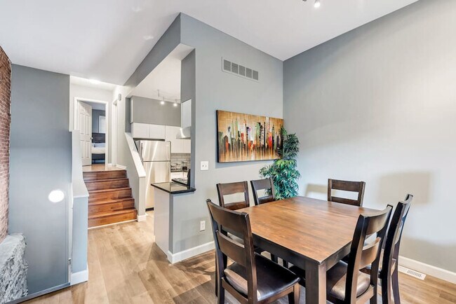 Building Photo - 713 Barton St