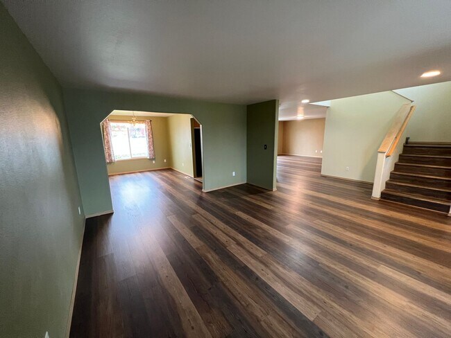 Building Photo - Stunning 4 Bed, 2.5 Bath Home in Cheney ne...