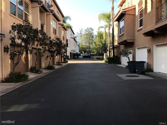 Foto del edificio - 2 br, 3 bath Townhome - 2481 Wagner St Unit 8