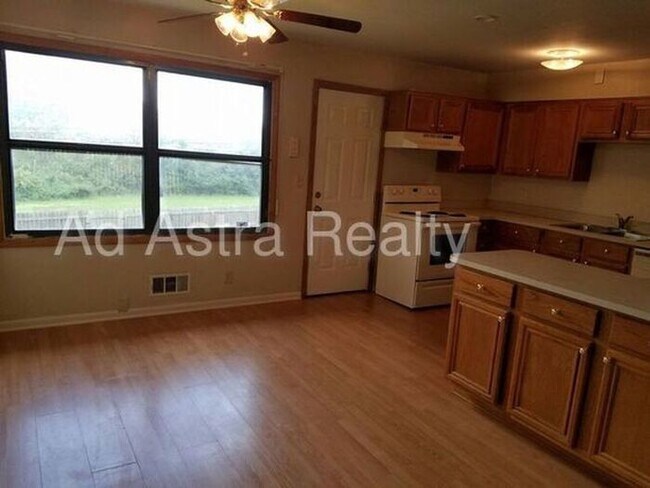 Foto del edificio - Very Nice 3 Bedroom 1 Bath Home in KCMO-Available NOW!!