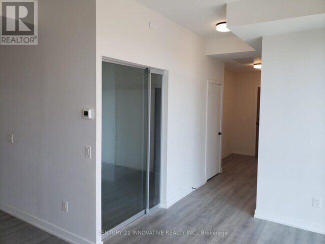 Photo du bâtiment - 2300-2300 St Clair Ave W